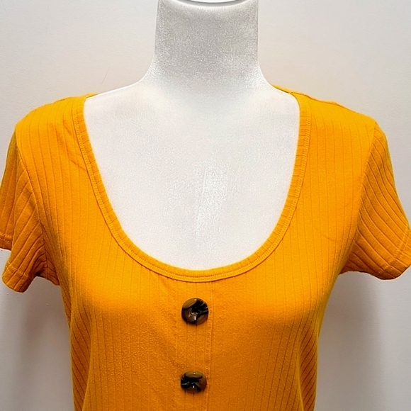 Full Circle Trends Short Sleeved Round Neck Ribbed Pull On Top w/Buttons Size XL - Picture 2 of 10